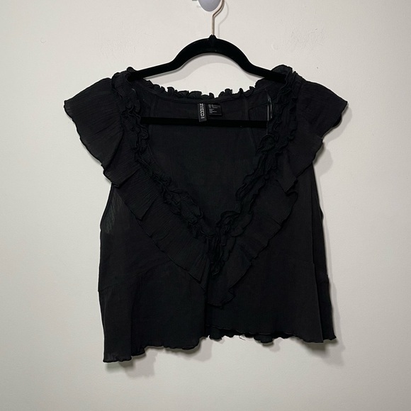 H&M women's black ruffle chiffon like crinkle feminine sleevless crop top in M - Picture 1 of 6